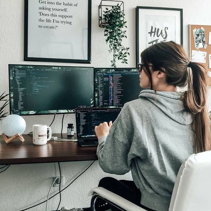 Estudiante programando en Python